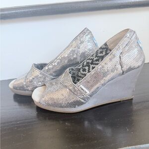TOMS Women's Glittering Silver Peep Toe Wedges